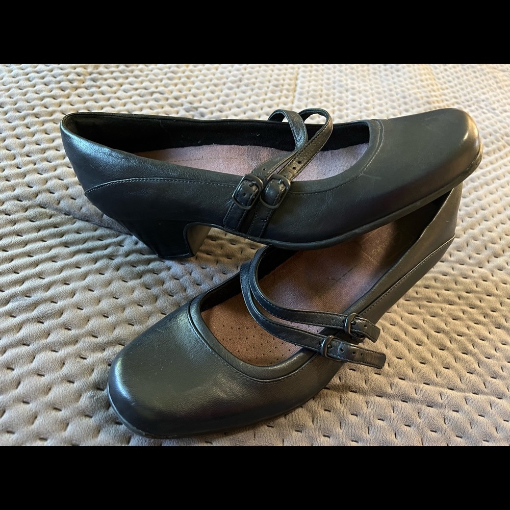 NWT: Clarks Mary Janes- Navy sz9w